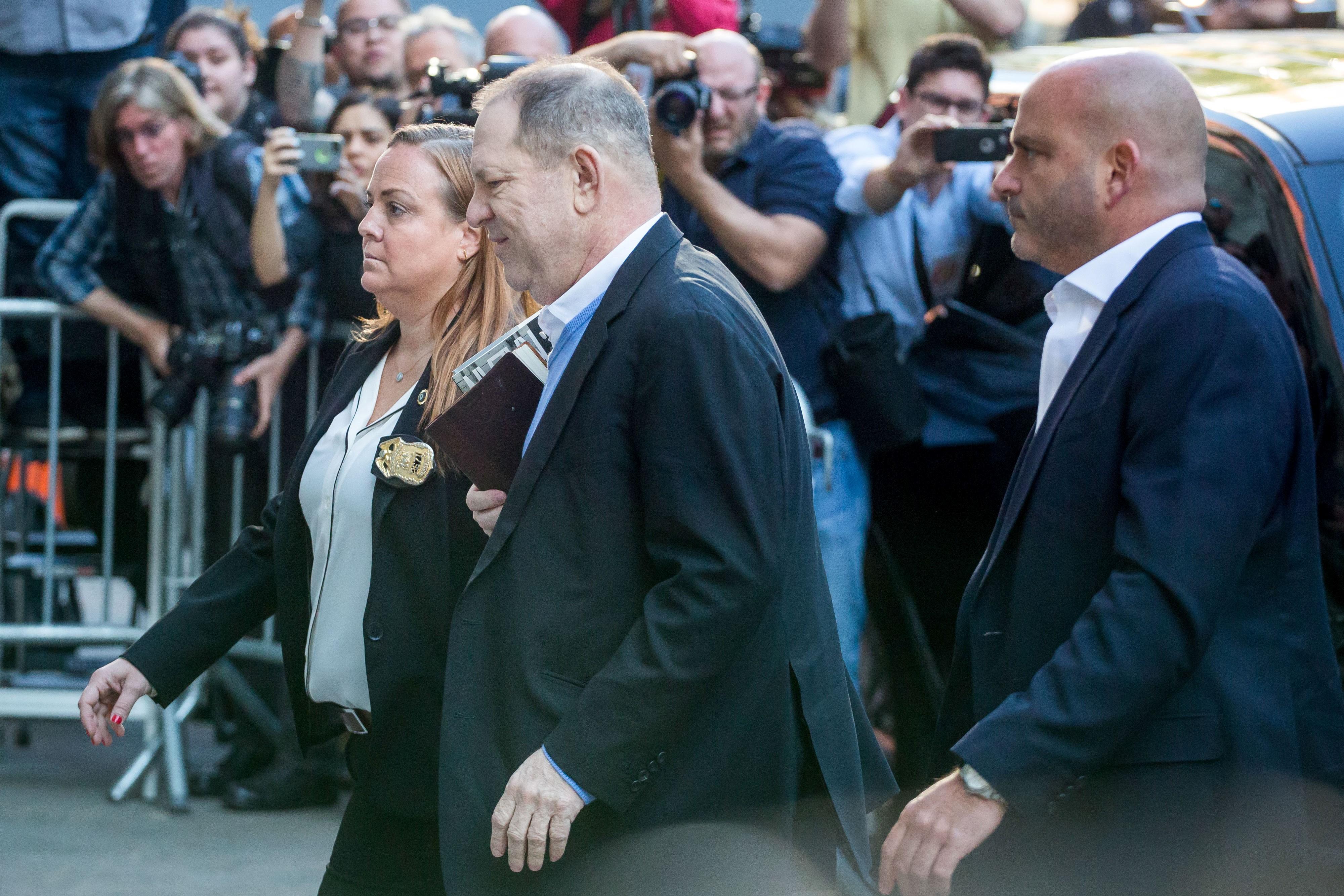 Harvey Weinstein se entregaba así a la Policía de Nueva York.