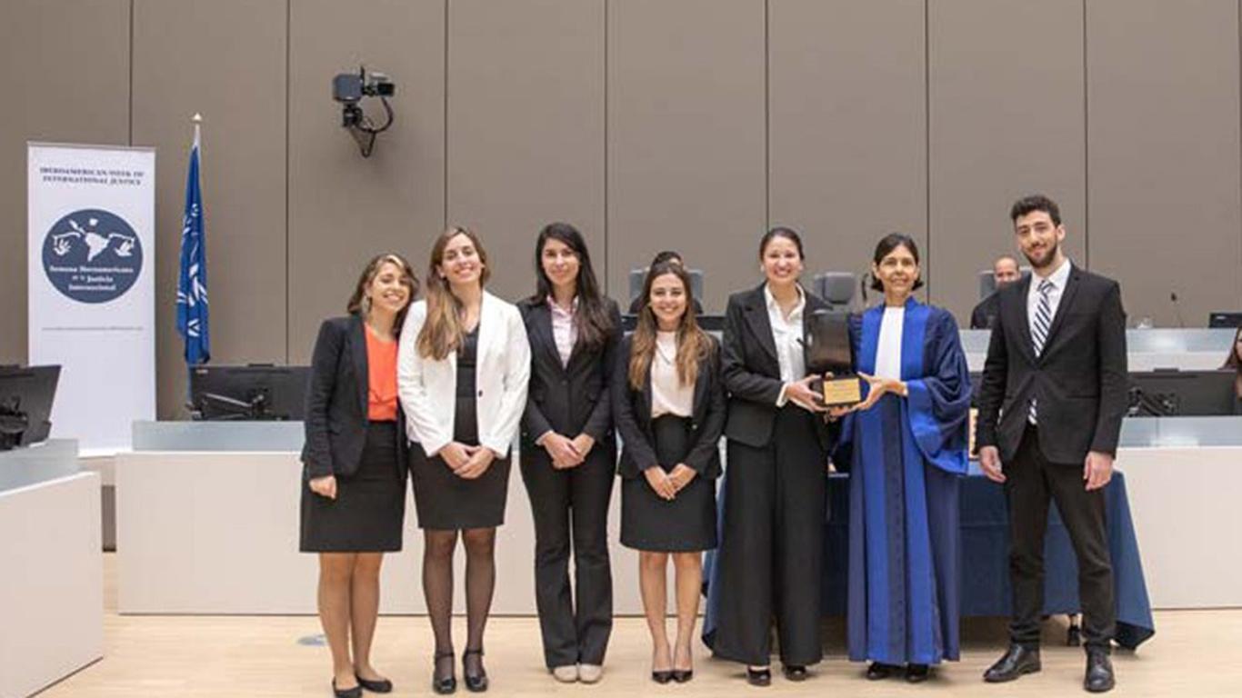 Marianela Lotito, Desiré Salomón, Florencia Natalia Leguiza y Gonzalo Guerrero, los estudiantes de la UBA ganadores del concurso.