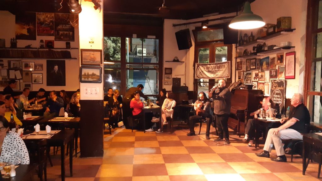Barracas El histórico bar Los Laureles reabrió sus puertas